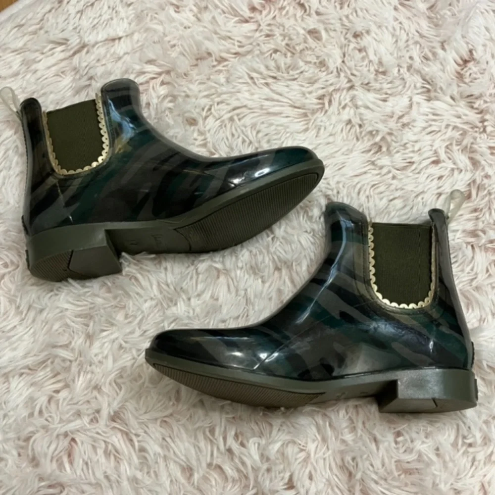 JACK Rogers Sallie Printed Rain Boot in Green. Camouflage